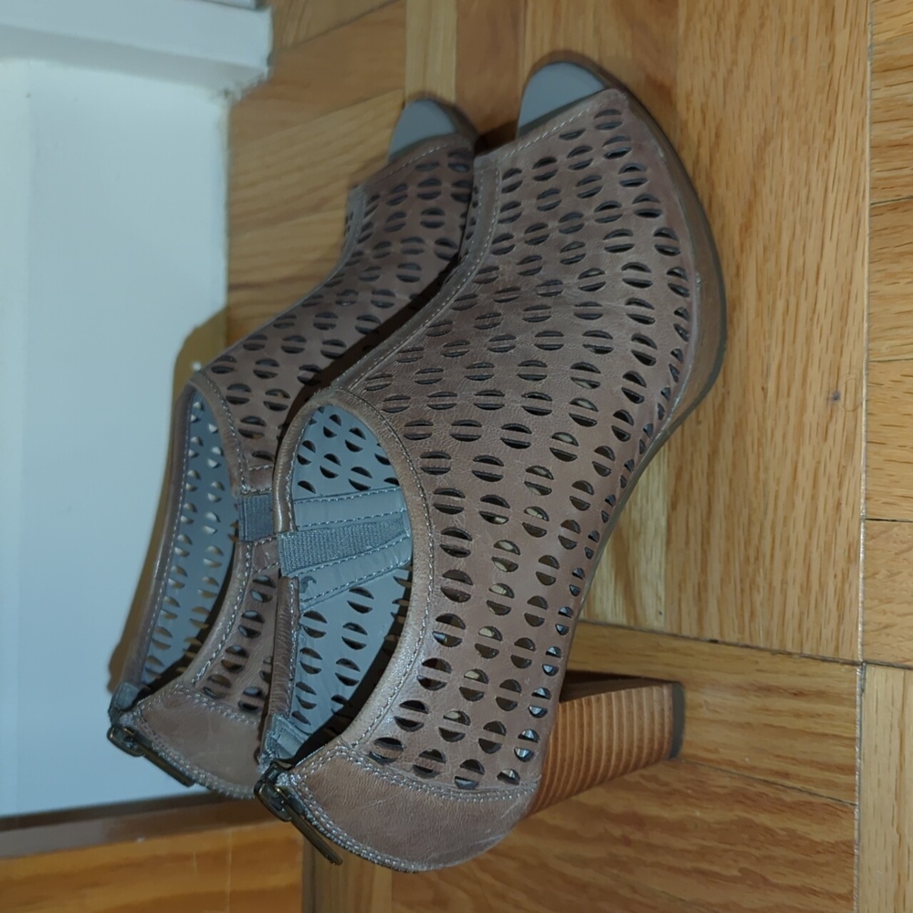 Grey/neutral Cut-Out Bootie PeepToe 6.5